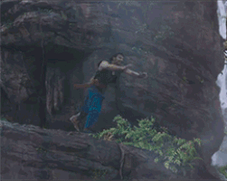 滝をジャンプするバーフバリ