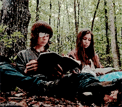 森で読書をするカールとイーニッド　ウォーキング・デッドシーズン6 第10話